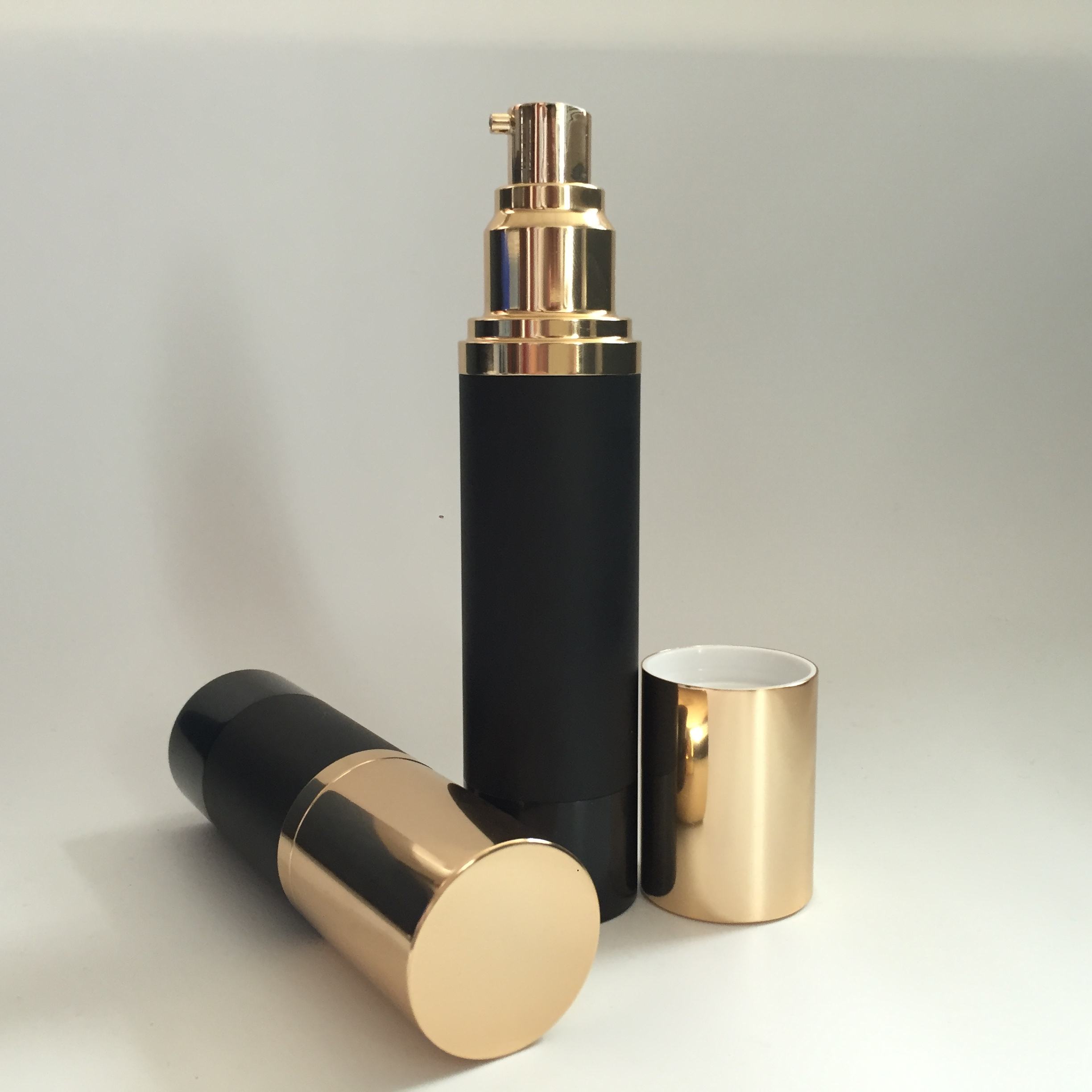Low MOQ Matte Black Airless Round Aluminum Bottle with Golden Lotion Pump Spray Pump