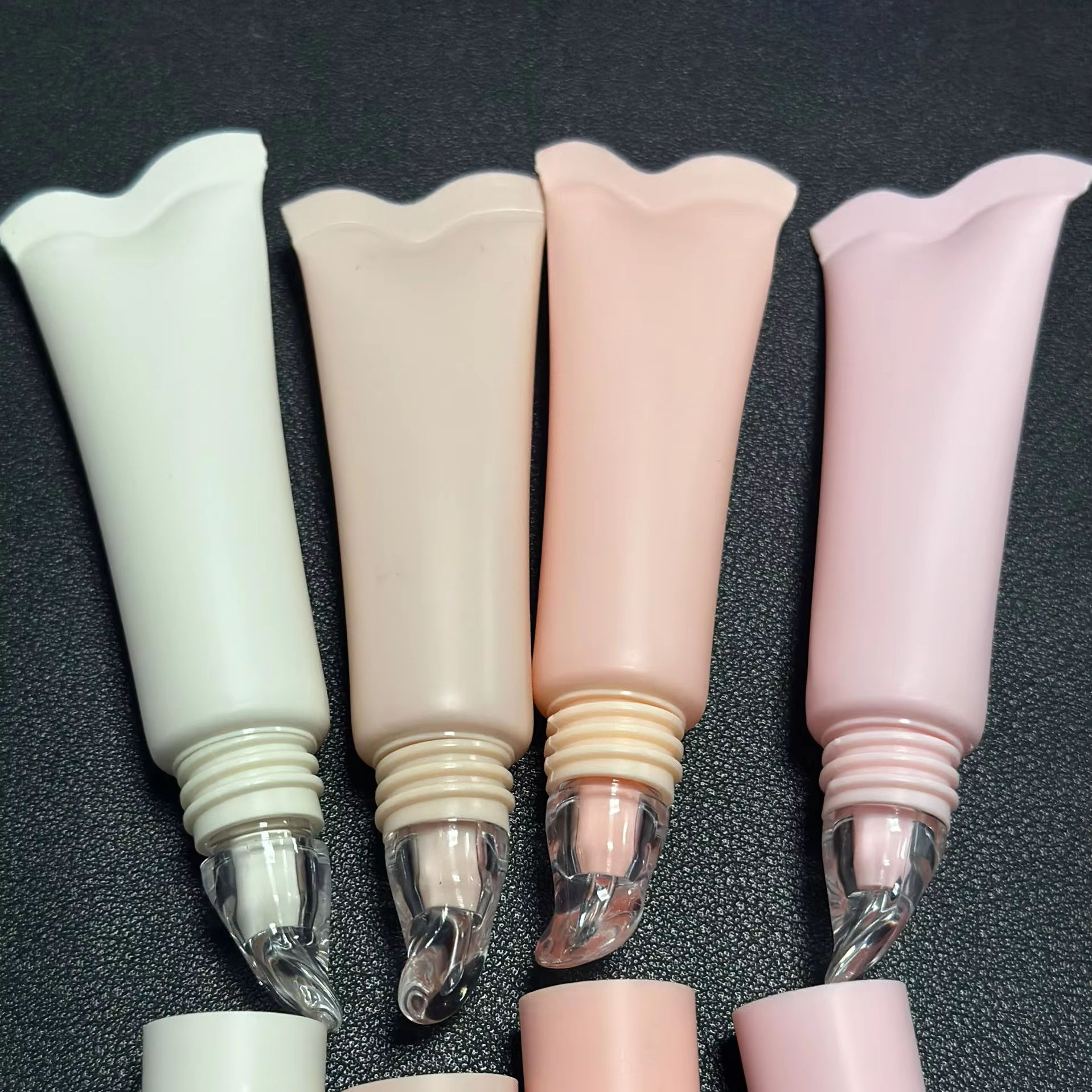 Silicone Squeeze Lip Balm Tubes Empty Soft Plastic Packaging Custom Logo Lip Oil Lipgloss Lip Gloss Tube Plastic Applicator